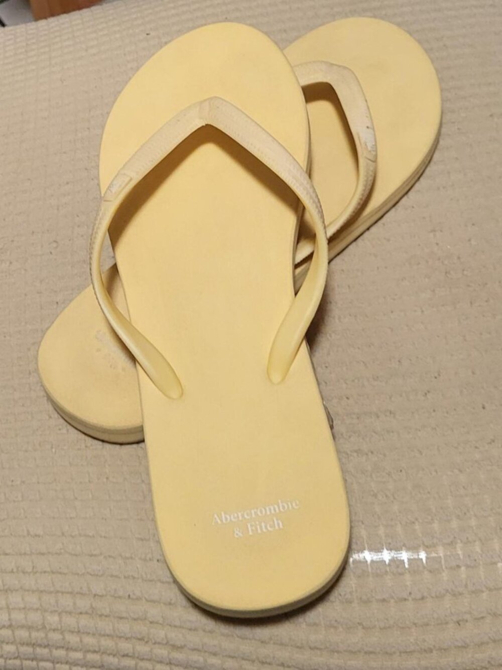 "ABERCROMBIE & FITCH" YELLOW FLIP FLOPS - SIZE L(9) - LIKE NEW
